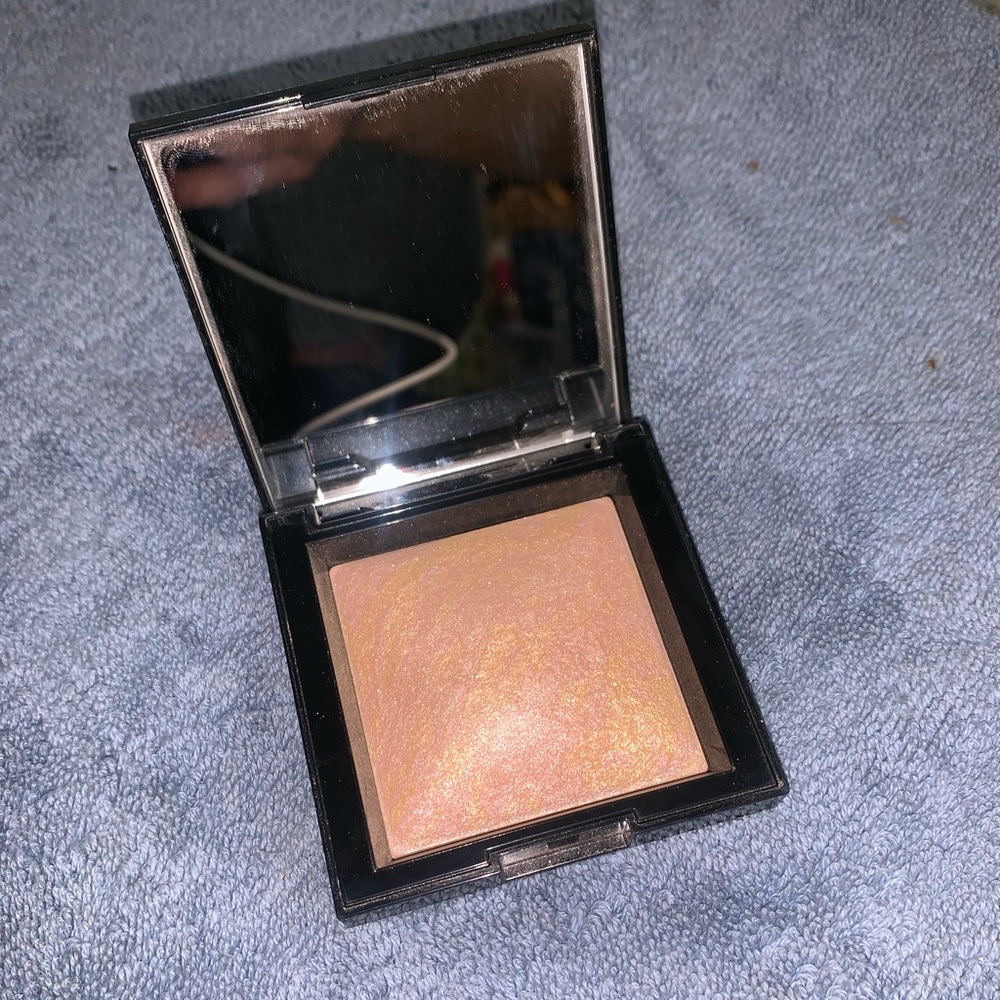 Bare Minerals Invisible Glow highlighter